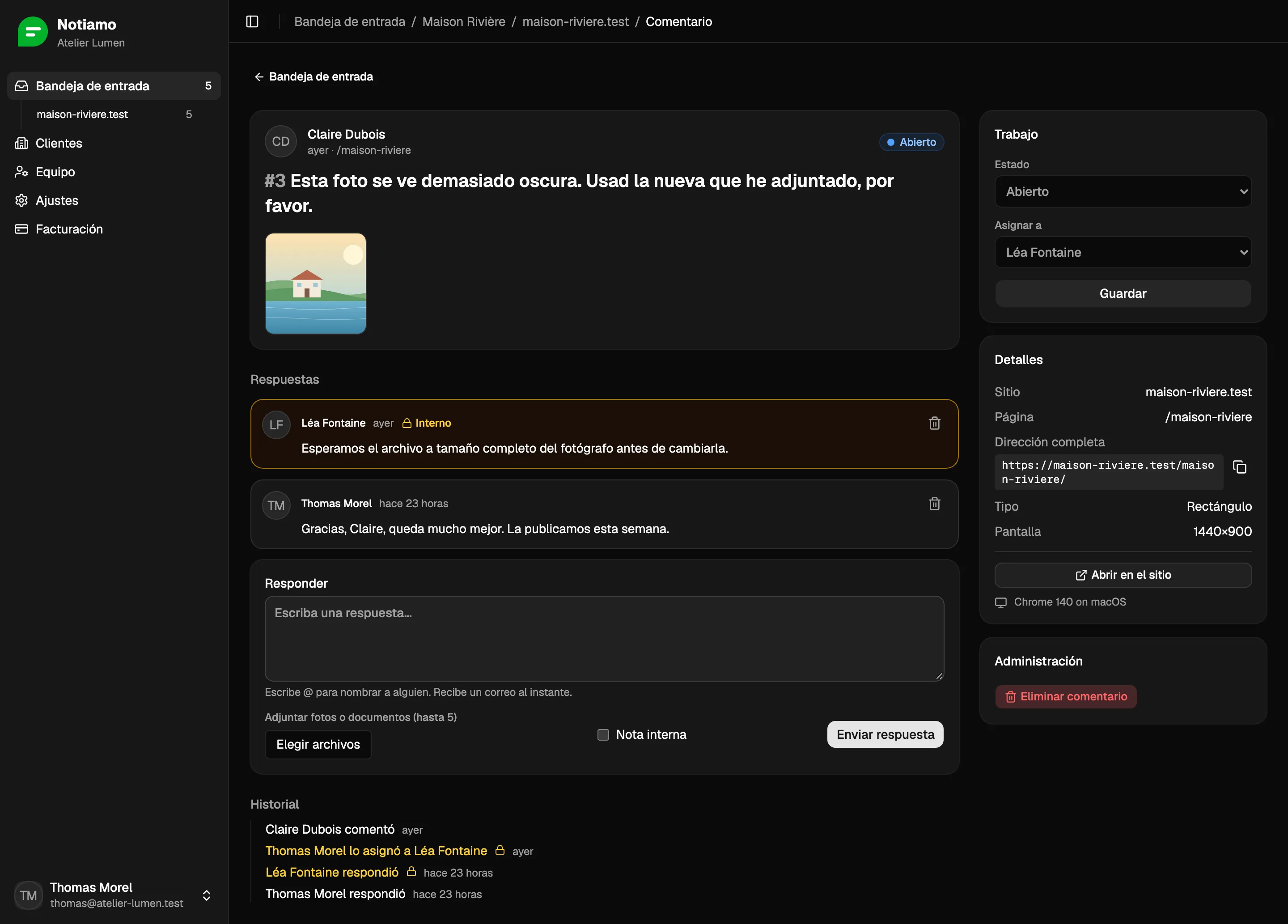 Un comentario en Notiamo: la foto del cliente, una nota interna para el equipo, una respuesta al cliente y, al lado, el estado y la persona asignada.