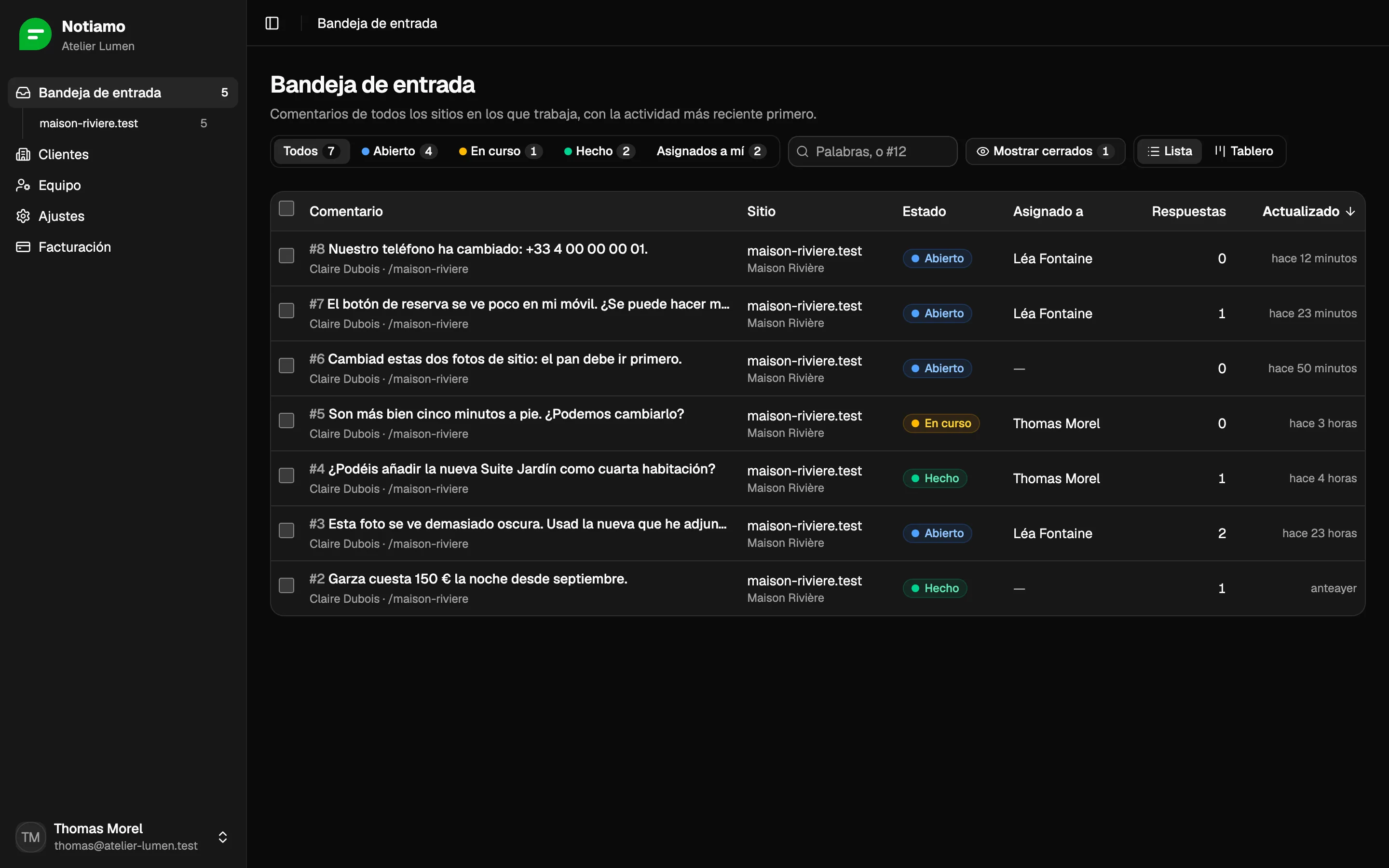 La bandeja de entrada de Notiamo: los comentarios sobre el sitio web de un cliente, cada uno con su estado, la persona asignada y el número de respuestas.