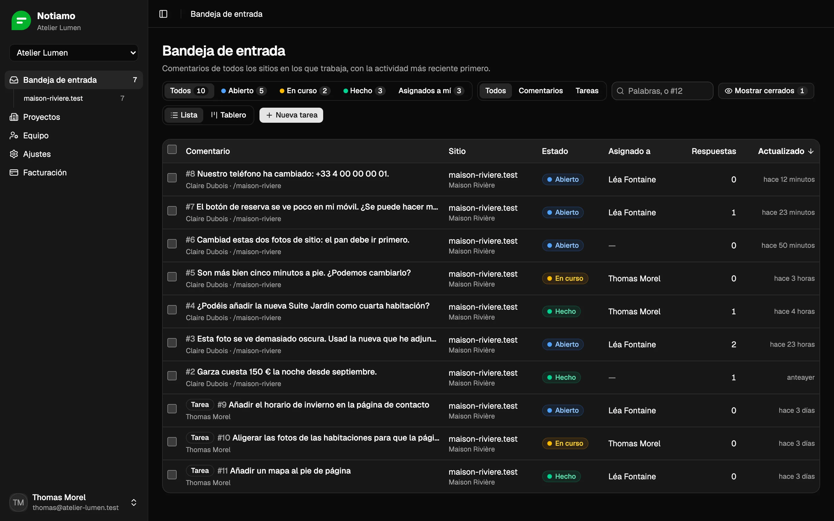 La bandeja de entrada de Notiamo: los comentarios sobre el sitio web de un cliente, cada uno con su estado, la persona asignada y el número de respuestas.