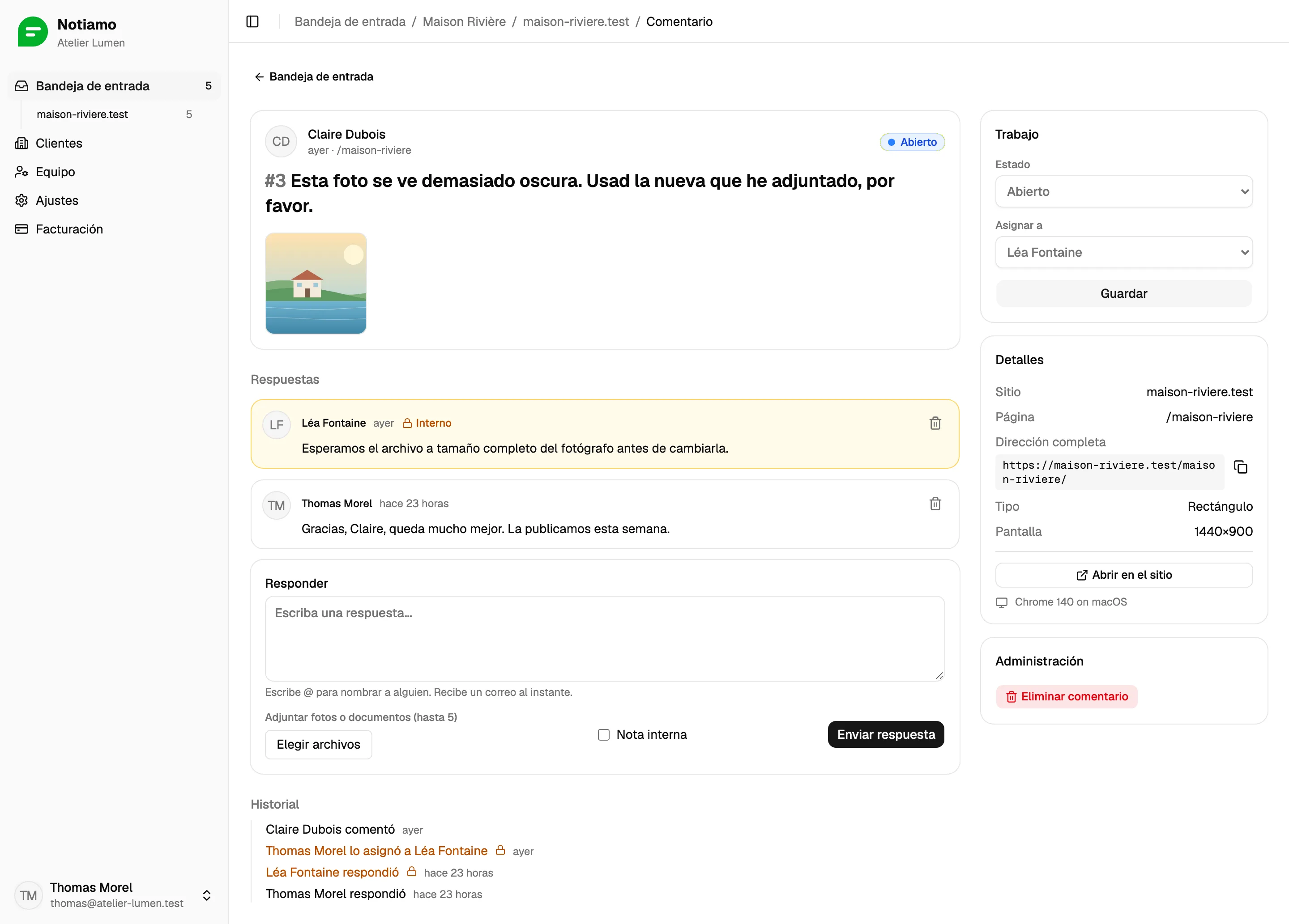 Un comentario en Notiamo: la foto del cliente, una nota interna para el equipo, una respuesta al cliente y, al lado, el estado y la persona asignada.