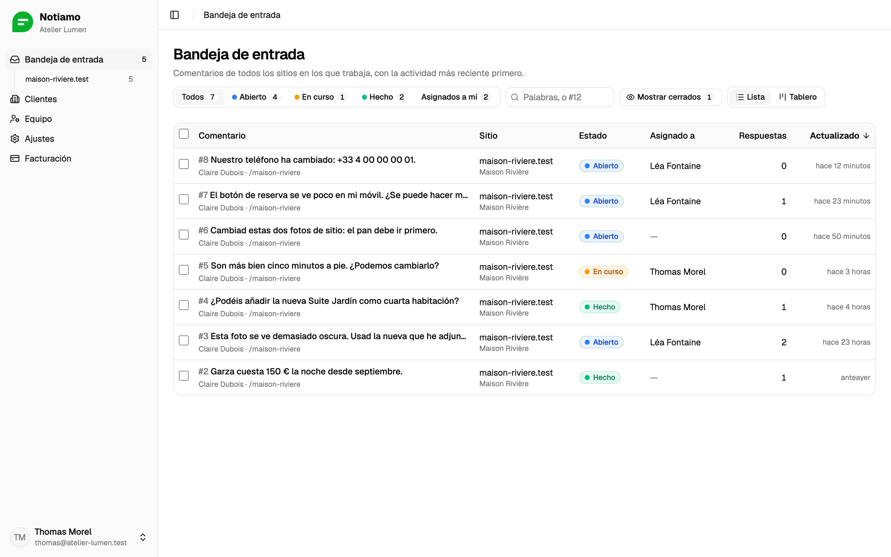 La bandeja de entrada de Notiamo: los comentarios sobre el sitio web de un cliente, cada uno con su estado, la persona asignada y el número de respuestas.
