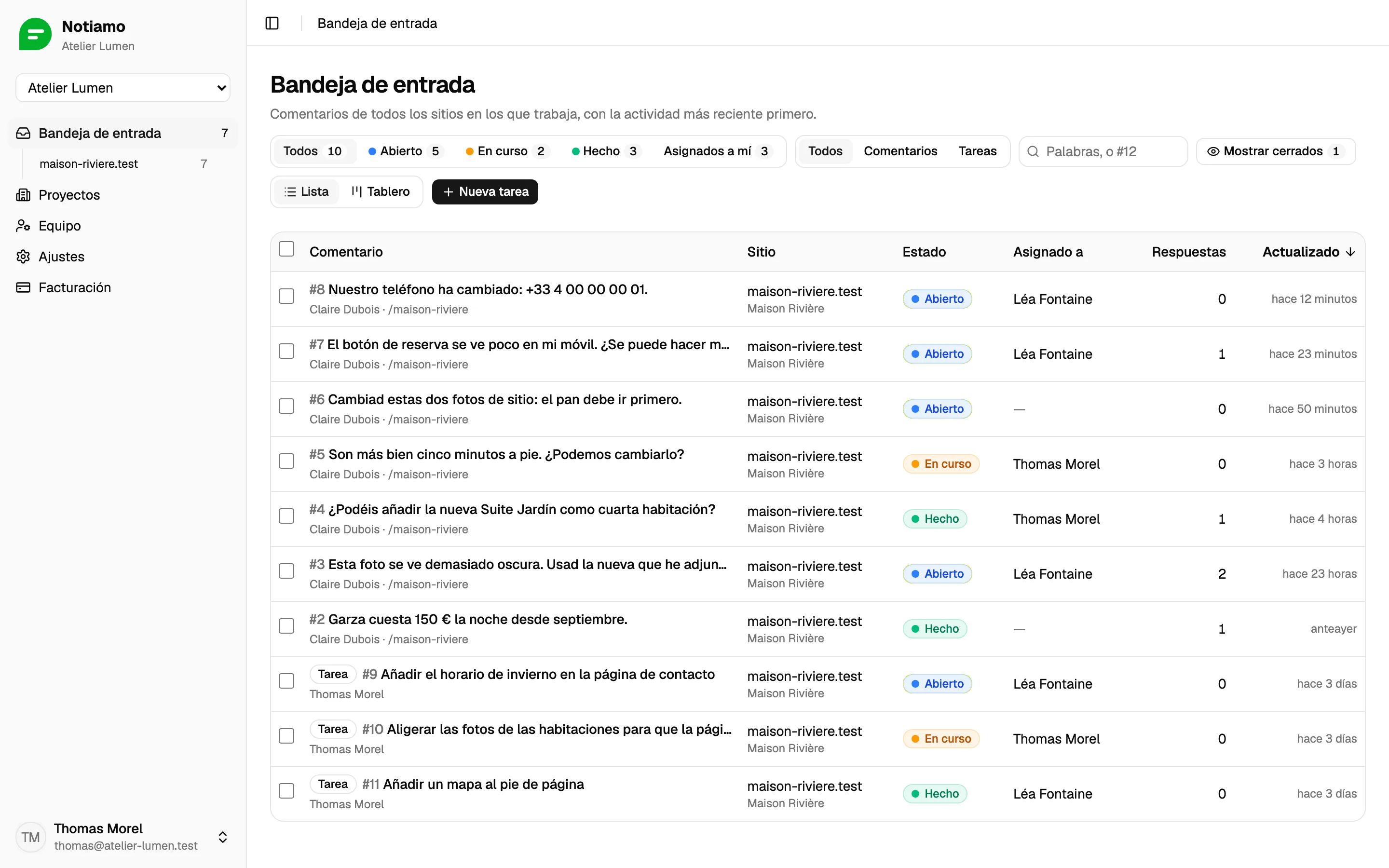 La bandeja de entrada de Notiamo: los comentarios sobre el sitio web de un cliente, cada uno con su estado, la persona asignada y el número de respuestas.
