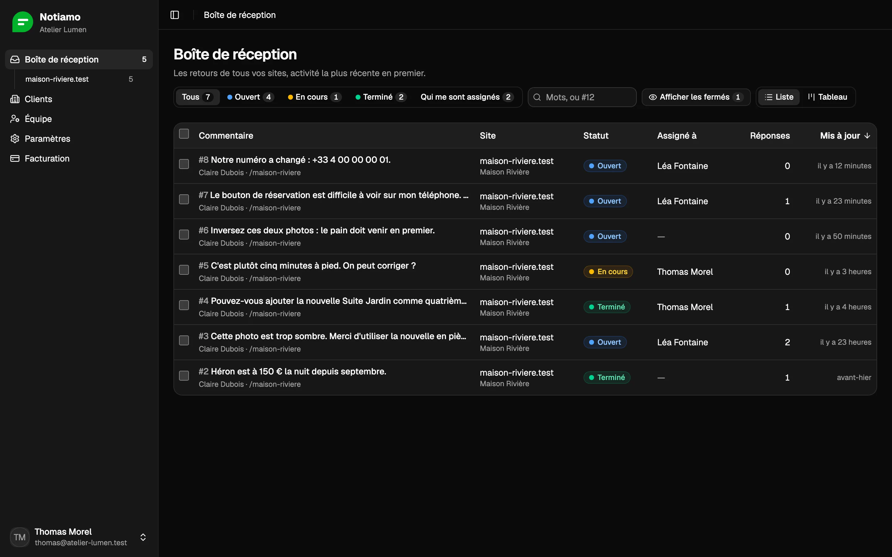 La boîte de réception Notiamo : les commentaires sur le site d'un client, chacun avec son statut, la personne assignée et le nombre de réponses.