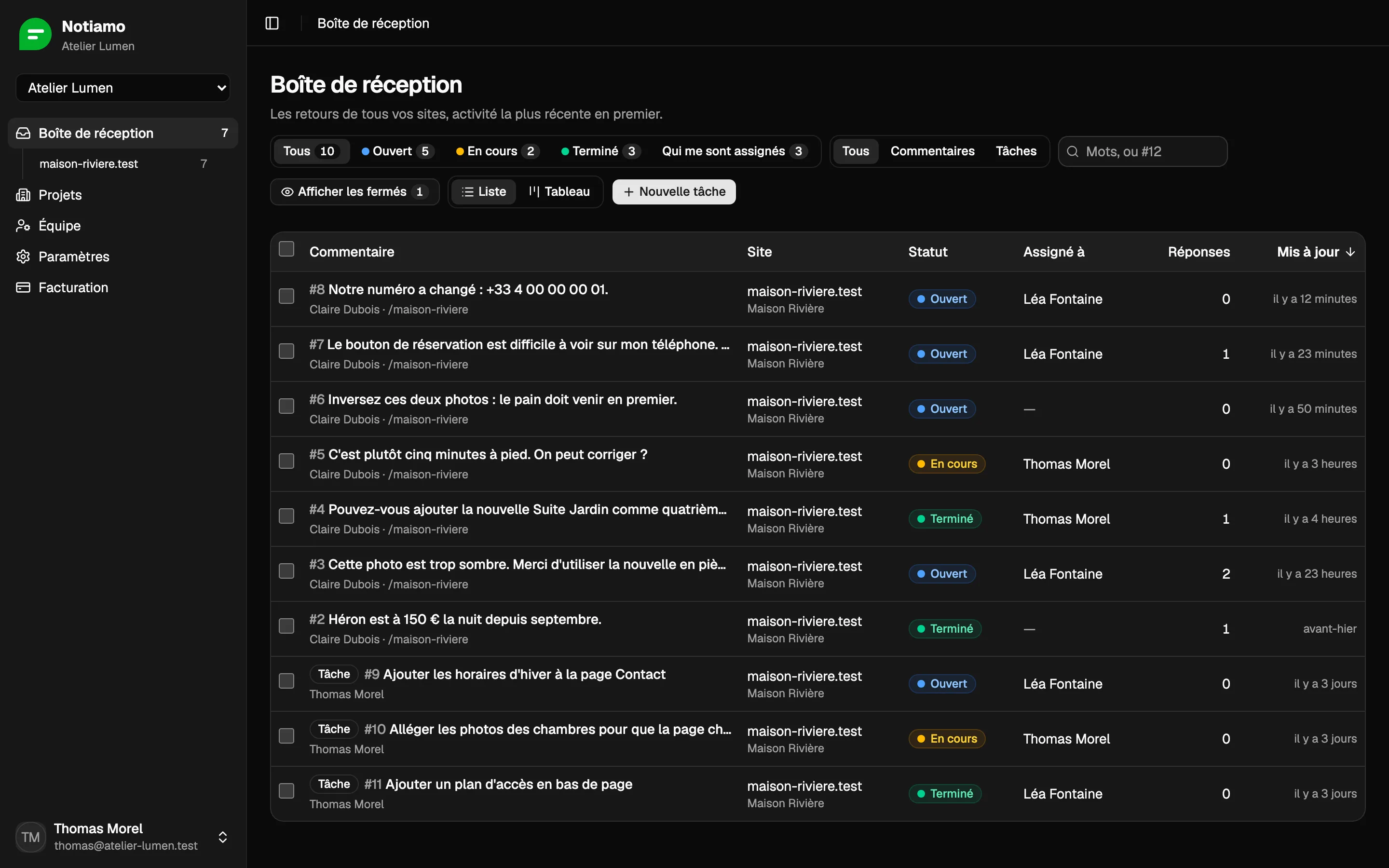 La boîte de réception Notiamo : les commentaires sur le site d’un client, chacun avec son statut, la personne assignée et le nombre de réponses.