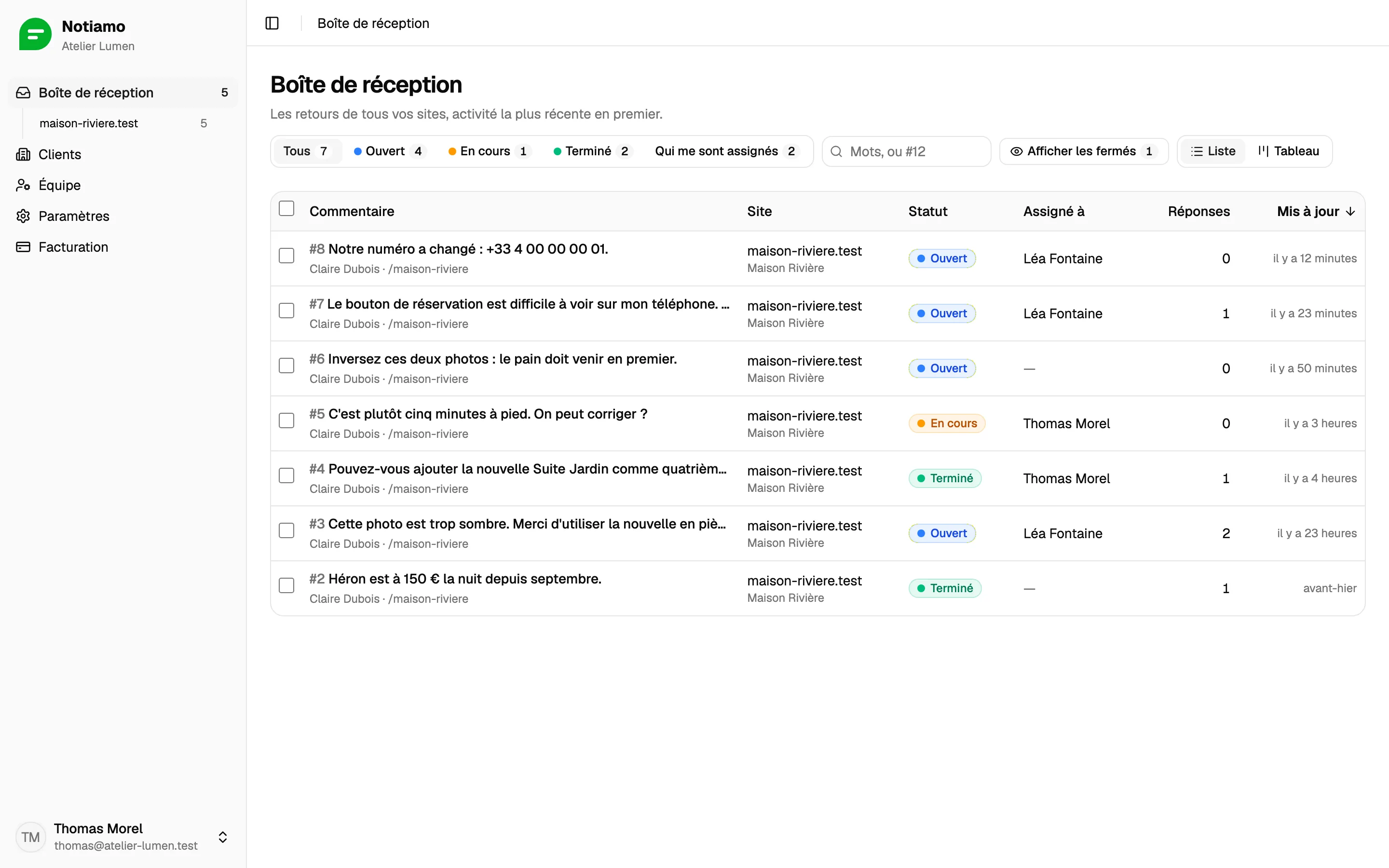 La boîte de réception Notiamo : les commentaires sur le site d'un client, chacun avec son statut, la personne assignée et le nombre de réponses.