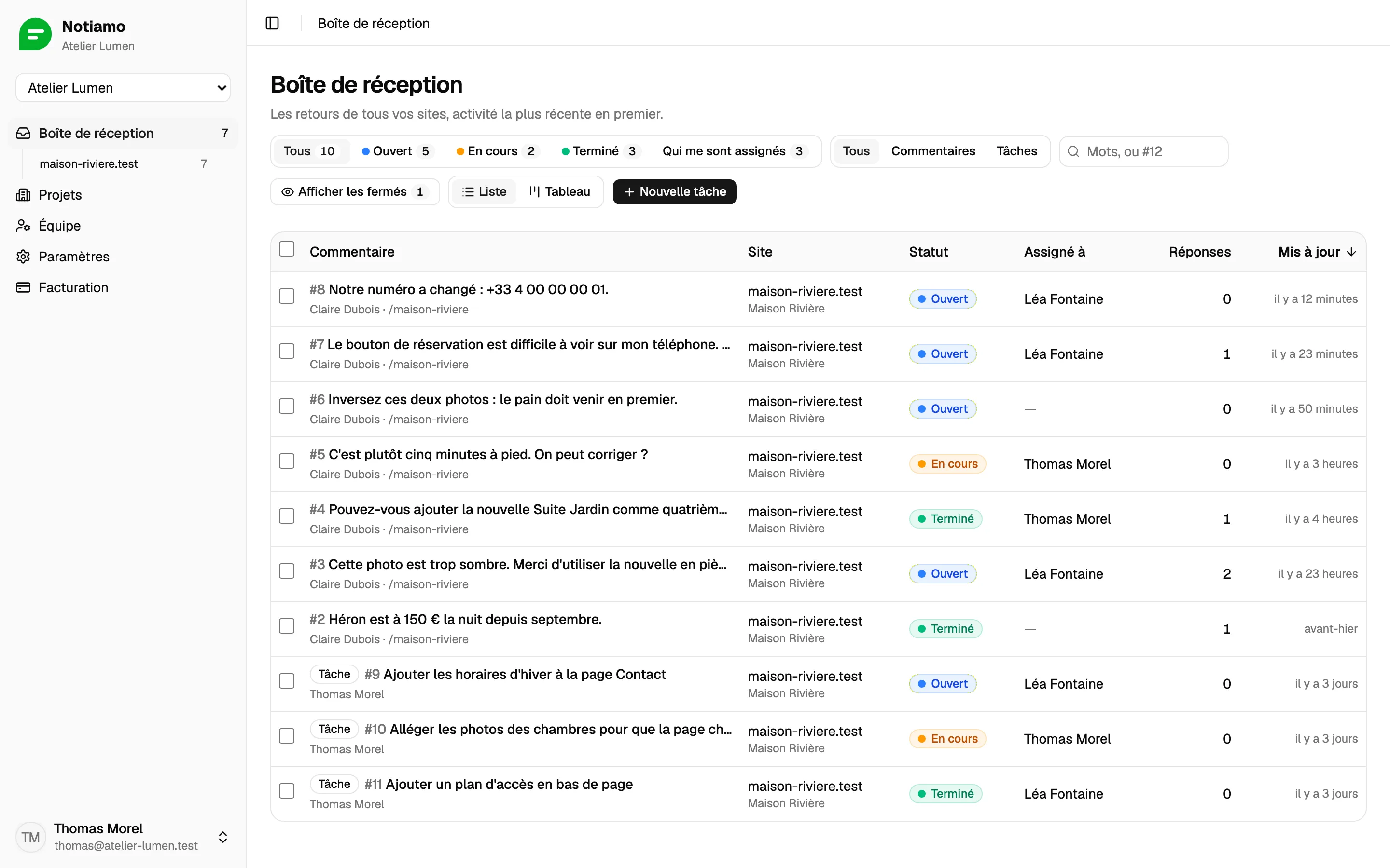 La boîte de réception Notiamo : les commentaires sur le site d’un client, chacun avec son statut, la personne assignée et le nombre de réponses.